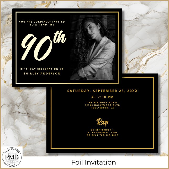Invitación Con Relieve Metalizado 90.º cumpleaños elegante foto oro negro (90th Birthday Elegant Photo Black and Gold Foil Invitation with Party Details on the Back.)