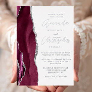 Invitación Con Relieve Metalizado Agate Burgundy Silver Script Boda