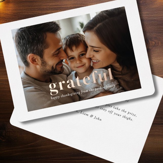 Invitación Con Relieve Metalizado "Agradecido" Rosa-Relieve metalizado de oro, foto ("Grateful" Modern, Minimal, Elegant, Rose-Gold-Foil, Photo Card.)