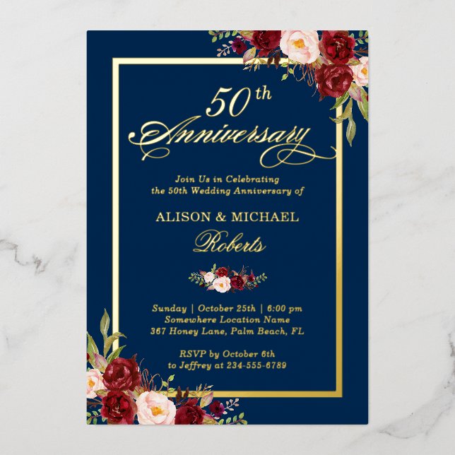 Invitación Con Relieve Metalizado Aniversario de Boda Burgundy Floral Oro Real (Anverso)