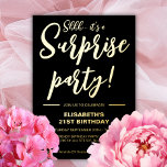 Invitación Con Relieve Metalizado Aniversario elegante moderno negro y oro sorprendi<br><div class="desc">Presentamos una nueva,  moderna y elegante invitación para cumpleaños sorpresa de adultos con fondo negro con un texto de tipografía escrito a mano con papel dorado que dice "¡shh! es un fiesta sorpresa". Personalizar esta tarjeta de plantilla agregando su propia información de fiesta.</div>