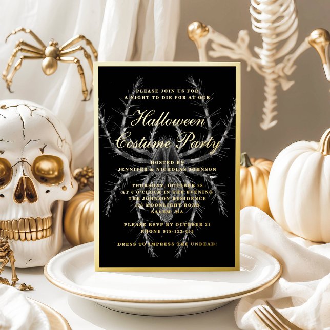 Invitación Con Relieve Metalizado Araña escarpada Fiesta de disfraces de Halloween (Creepy Spider Halloween Costume Party Gold Foil Invitation)
