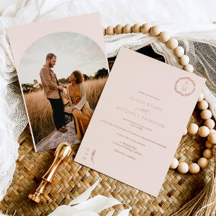 Invitación Con Relieve Metalizado Arco de boda de monograma floral rosa clásico