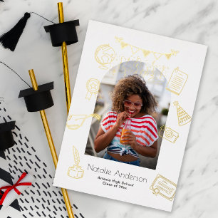 Invitación Con Relieve Metalizado Arco de Foto con Garabatos Dibujados a Mano en Oro