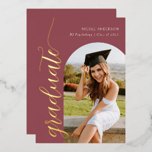 Invitación Con Relieve Metalizado Arco de graduación de color rosa con guión moderno