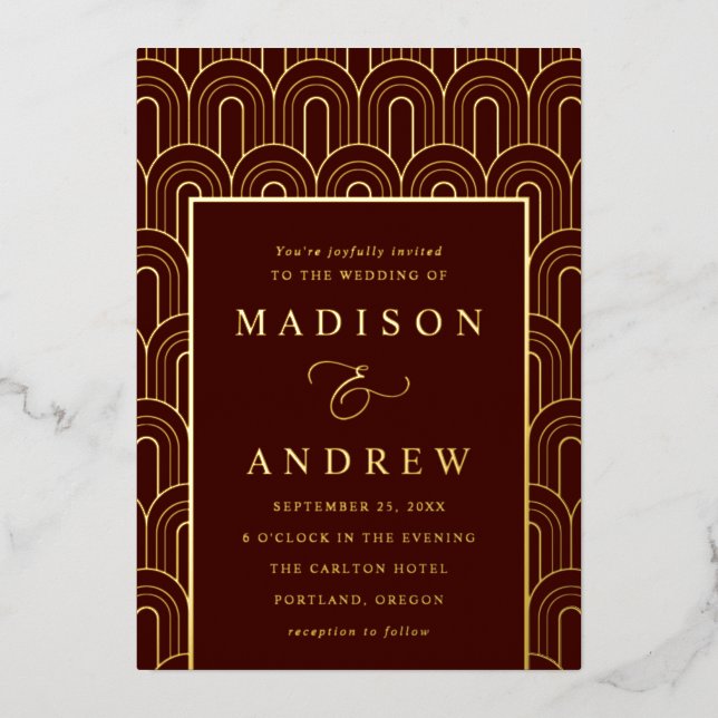 Invitación Con Relieve Metalizado Arco moderno Deco Borgoña y Boda de oro (Anverso)