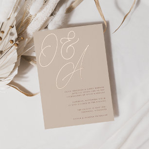 Invitación Con Relieve Metalizado Arena Rosa Boda de Monograma con Guión Dorado