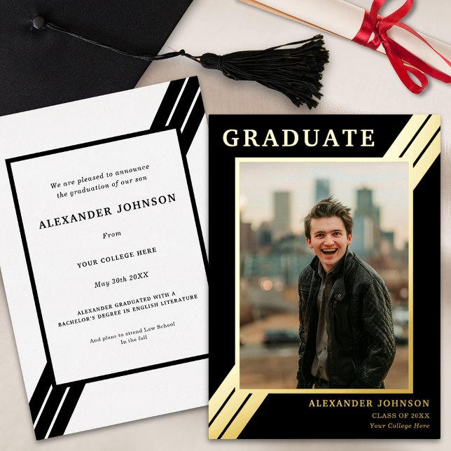 Invitación Con Relieve Metalizado Audaces Stripes Graduados Foto Negro y Oro (Stylish graduate photo bold black and gold foil stripes modern Graduation announcement card)