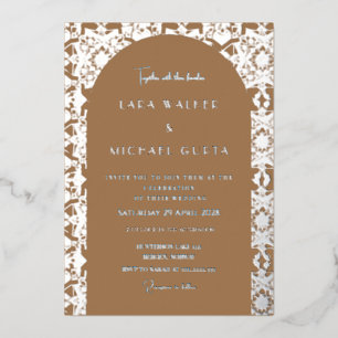 Invitación Con Relieve Metalizado Azulejo Geométrico Italiano Marrón Claro para Boda
