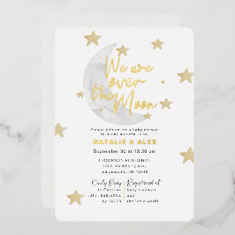 Invitación Con Relieve Metalizado Baby Shower neutral de género sobre la luna y las 