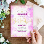 Invitación Con Relieve Metalizado Bat Mitzvah color de agua rosa moderno giratorio o<br><div class="desc">¡Estén orgullosos, regocijaos y exhiban este hito de su Bat Mitzvah favorito! Envíe este impresionante, moderno, brillante y real Relieve metalizado de oro, puntos y escritura tipográfica contra un suave fondo de color de agua rosa, invitación personalizada para un evento que recordar. Personalice el texto del personalizado con el nombre,...</div>