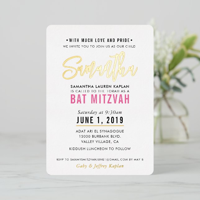 Invitación Con Relieve Metalizado BAT MITZVAH escritura moderna bonito de oro rosa (Anverso de pie)