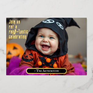 Invitación Con Relieve Metalizado Bebé Cute de Halloween con vestido de bruja