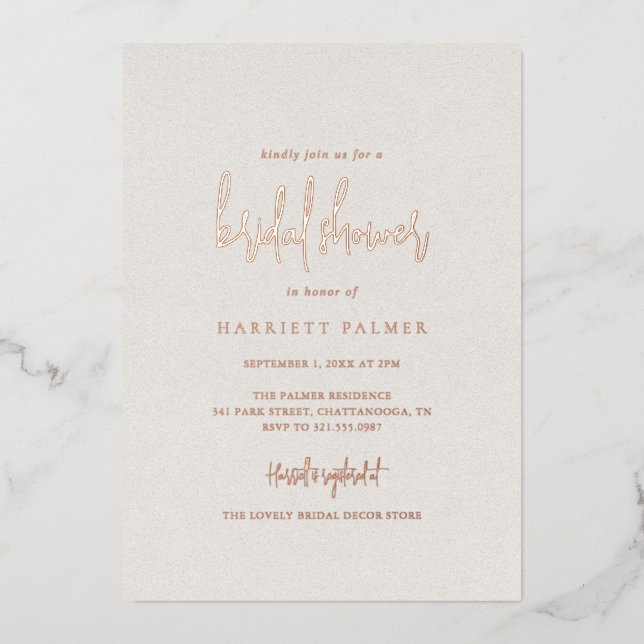 Invitación Con Relieve Metalizado Beige neutral y eterno elegante ducha de novia (Anverso)