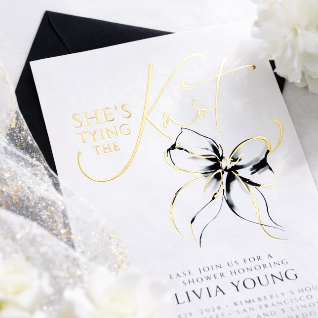 Invitación Con Relieve Metalizado Black Bow She's Tying The Knot Bridal Shower (Black Bow Bridal Shower Gold Foil Invitation)