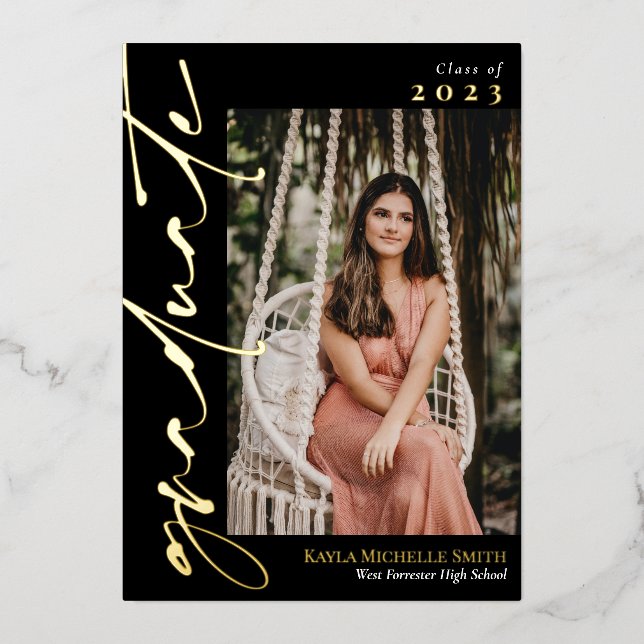 Invitación Con Relieve Metalizado Black & Gold Calligraphy Photo Graduation (Anverso)