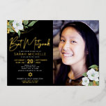 Invitación Con Relieve Metalizado Black Photo Bat Mitzvah Floral Script Real Gold<br><div class="desc">Estar orgulloso, regocijarse y mostrar este hito de su Bat Mitzvah favorito con esta sofisticada y personalizada invitación fotográfica! Una moda, impresionante, blanca y real Relieve metalizado de oro floral acuarela, real escritura manuscrita de Relieve metalizado dorado y sans blancos serif tipografía superponen un dramático fondo negro en el lado...</div>