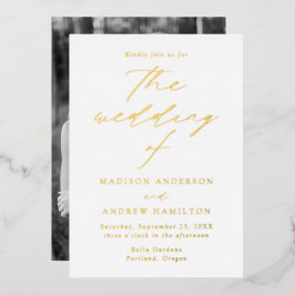 Invitación Con Relieve Metalizado Blanca y Dorada Elegancia Moderna Foto de Boda