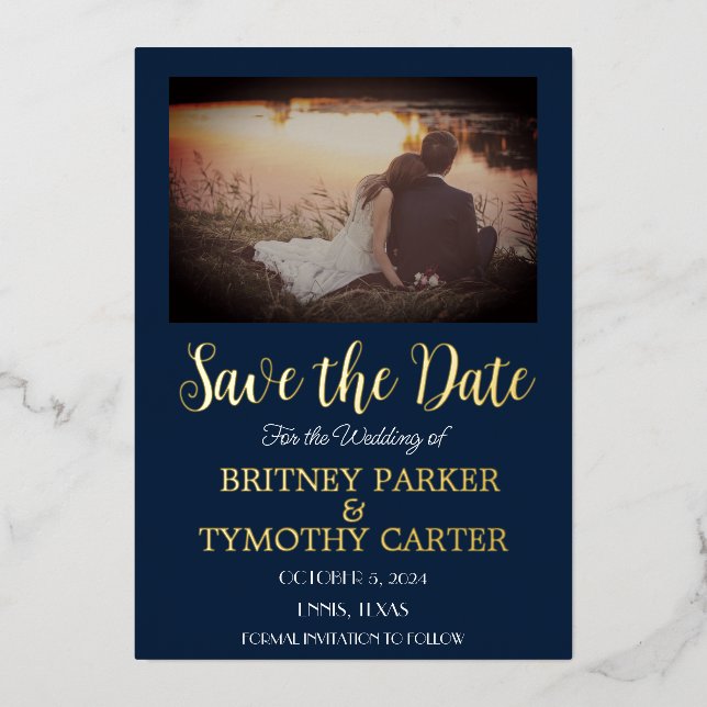 Invitación Con Relieve Metalizado Boda azul de la Marina de caligrafía moderna con c (Anverso)