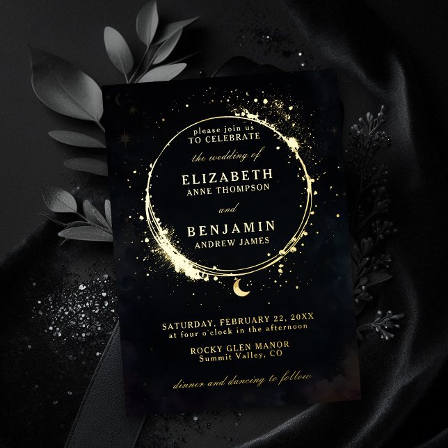 Invitación Con Relieve Metalizado Boda Celestial Moody Whimsical Elegante Oro (celestial wedding invitation elegant modern whimsical moon stars sky frame moody dark gold foil)