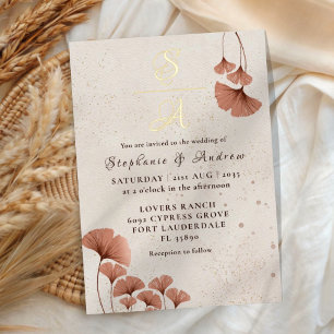 Invitación Con Relieve Metalizado Boda con Monograma de Terracota Rústica y Oro Real