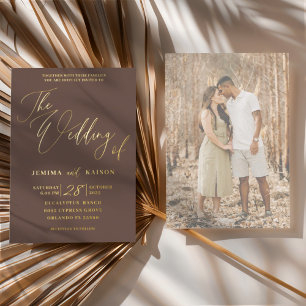 Invitación Con Relieve Metalizado Boda de Caligrafía Mínima Marrón y Dorado