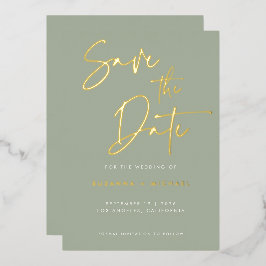 Invitación Con Relieve Metalizado Boda de Caligrafía Verde Sage Moderna en Oro