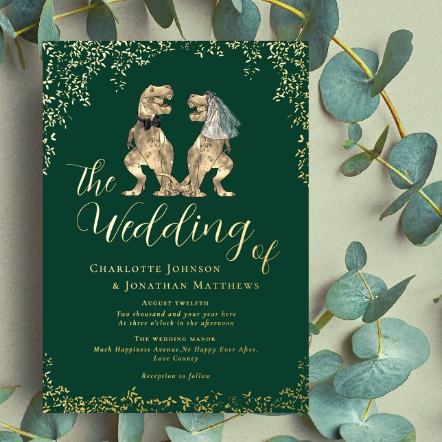 Invitación Con Relieve Metalizado Boda de dinosaurios Verde oscuro y oro (Dinosaur wedding t-Rex bride and groom dark green gold foil wedding invitation Elegant script )