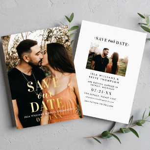 Invitación Con Relieve Metalizado Boda de dos fotos con tipografía dorada atemporal