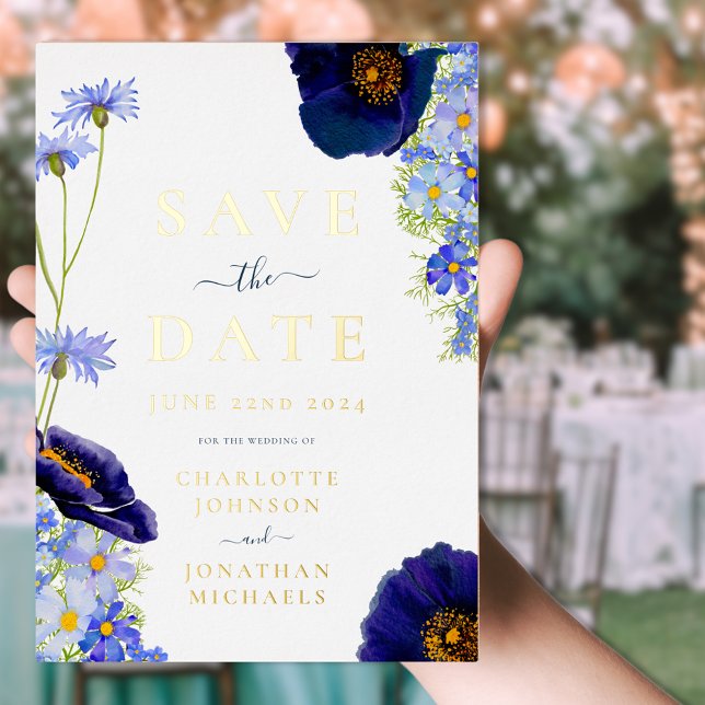 Invitación Con Relieve Metalizado Boda de flores silvestres modernas azul y oro (Modern Blue and gold foil floral wedding save the date invitation with watercolor wildflowers )