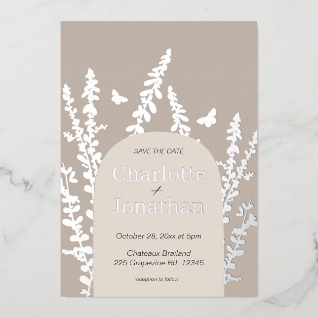 Invitación Con Relieve Metalizado Boda de hojas y mariposas de jardín elegante (Anverso)