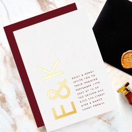 Invitación Con Relieve Metalizado Boda de Monograma de Oro Real Burgundy Granate Mod