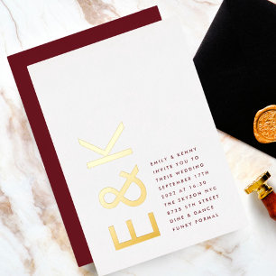 Invitación Con Relieve Metalizado Boda de Monograma de Oro Real Burgundy Granate Mod