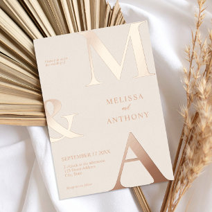 Invitación Con Relieve Metalizado Boda de Monograma de Oro Rosa Beige Minimalista Mo