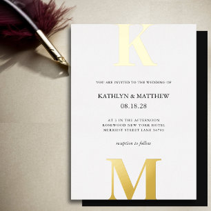 Invitación Con Relieve Metalizado Boda de Monograma Moderno en Negro y Dorado