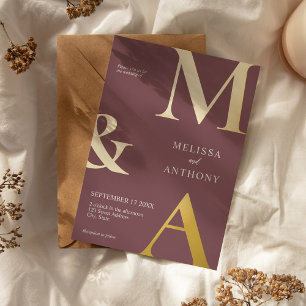 Invitación Con Relieve Metalizado Boda de monograma púrpura Minimalista moderno