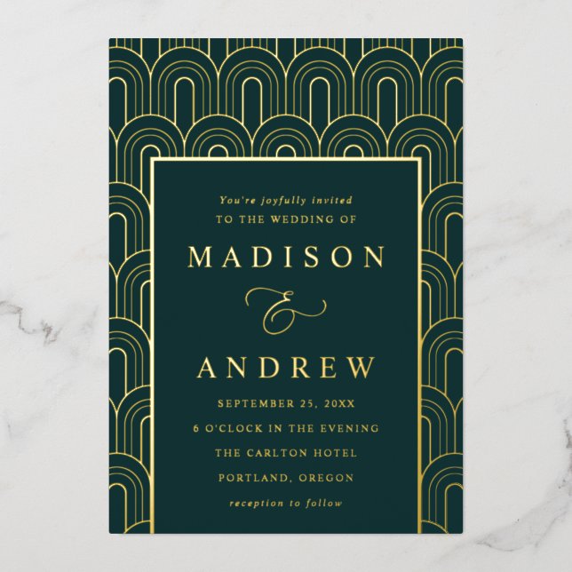 Invitación Con Relieve Metalizado Boda de oro y esmeralda en el arco moderno (Anverso)