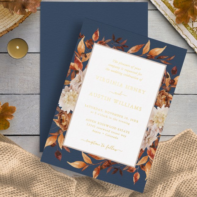 Invitación Con Relieve Metalizado Boda de otoño naval (Navy Blue Fall Watercolor Floral Gold Foil Wedding Invitation by Painted Paperie
)