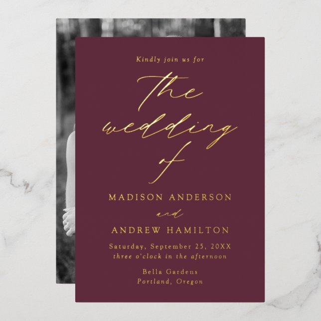 Invitación Con Relieve Metalizado Boda de Wine y Oro de Elegancia Moderna (Anverso/Reverso)