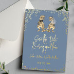 Invitación Con Relieve Metalizado Boda Divertida de Dinosaurio Guardar la Fecha Azul<br><div class="desc">Anuncia tu boda de manera inolvidable con esta divertida invitación de "Save the Date" de dinosaurios en azul polvoriento y hoja de oro. Perfecta para parejas que buscan un anuncio de boda único y caprichoso,  este diseño llamativo combina el humor con la sofisticación para una primera impresión verdaderamente memorable.</div>