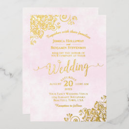 Invitación Con Relieve Metalizado Boda elegante con encaje dorado sobre rosa pálido