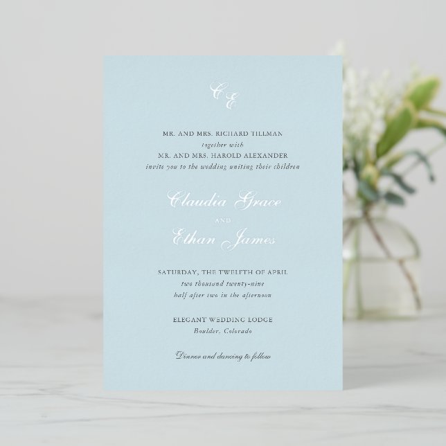 Invitación Con Relieve Metalizado Boda elegante de monograma azul en polvo clásico (Anverso de pie)