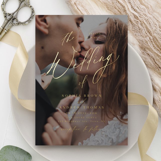 Invitación Con Relieve Metalizado Boda fotográfico mínimo con escritura moderna y el (Gold elegant modern script minimal photo wedding foil invitation)