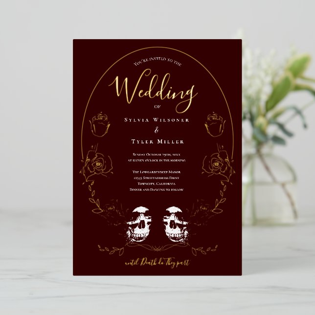 Invitación Con Relieve Metalizado Boda gótico Skull Floral Burgundy (Anverso de pie)