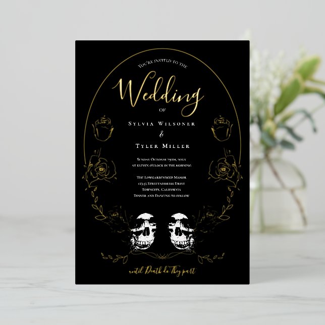 Invitación Con Relieve Metalizado Boda gótico Skull floral negro (Anverso de pie)
