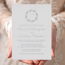 Invitación Con Relieve Metalizado Boda gris con guión de flor de monograma plateado 