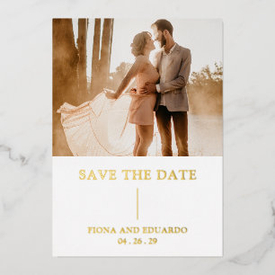 Invitación Con Relieve Metalizado Boda moderna con monograma negrita de Fiona