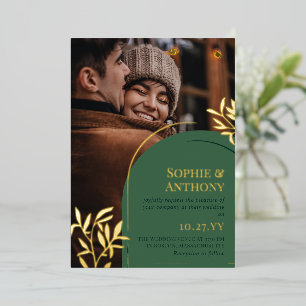 Invitación Con Relieve Metalizado Boda Otoñal con Foto de Verde y Dorado en Arco de