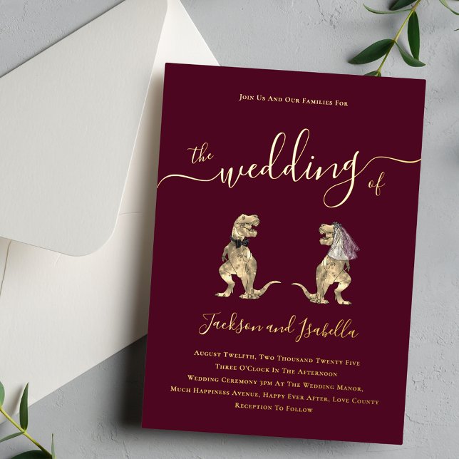 Invitación Con Relieve Metalizado Boda temático de dinosaurios Borgoña y Oro (Dinosaur theme wedding burgundy and gold foil elegant script invitation T-Rex dino bride and groom)
