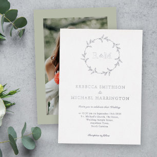 Invitación Con Relieve Metalizado Boda verde de salchicha con monograma plateado